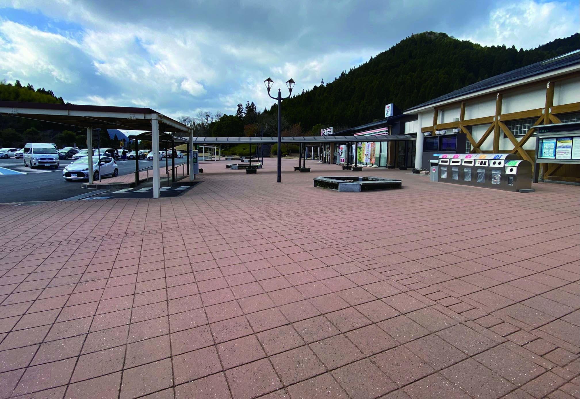 アースタンプ 型押しアスファルト工法による施工事例_サービスエリア