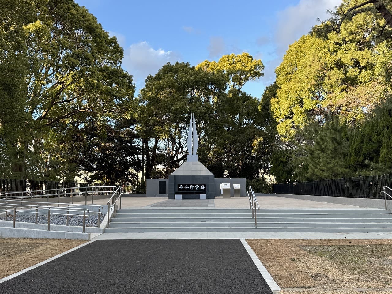 平和慰霊塔_湘南ロックガーデン